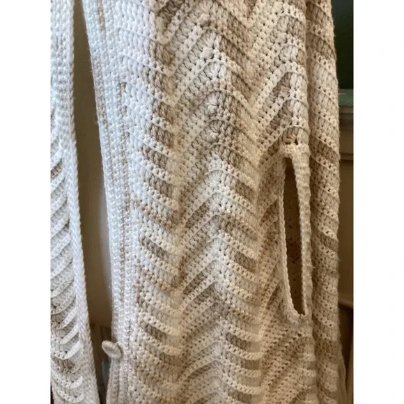 Vintage Boho‎ Crochet Cape Poncho Fringe Chevron Cream Tan Button Front - Picture 3 of 4